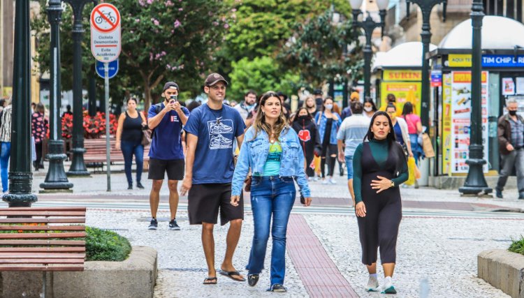Número de casos de Covid-19 cai 82% entre fevereiro e março no Paraná
