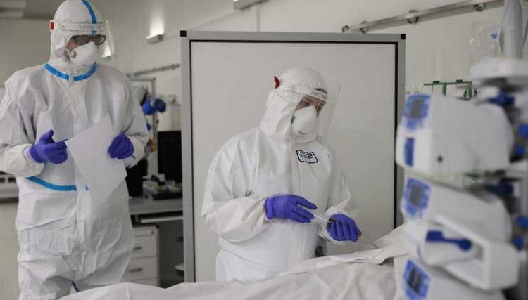 Pandemia não está nem perto do fim, alerta OMS destacando que a Ômicron causa mortes