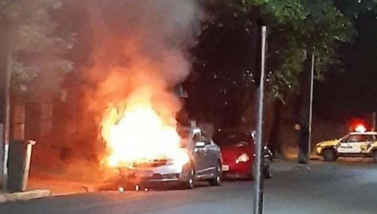 Desconhecidos ateiam fogo em veículo nessa madrugada