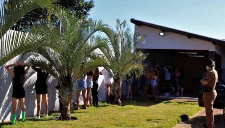Polícia fecha festa e apreende drogas na região
