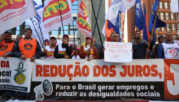 Centrais sindicais fazem protesto em SP contra juros altos