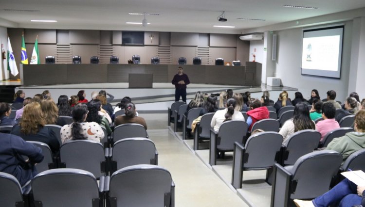 Profissionais da saúde de Cafelândia participam de palestra
