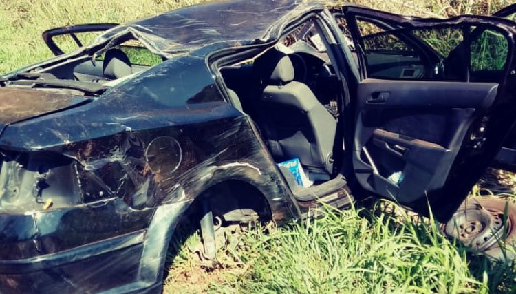 Carro capota próximo da ponte do Rio Melissa em Cafelândia 