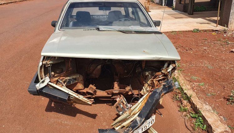 Moradores do bairro Jardim das Palmeiras em Cafelândia reclamam de carro abandonado 