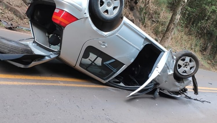Carro com três pessoas capota e deixa uma vítima em estado de saúde grave na região 