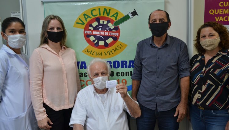 Dr. Perini é o primeiro a ser vacinado contra Covid em Nova Aurora