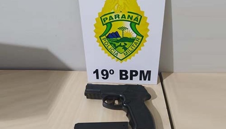 Homem ameaça mulher com réplica de pistola e é preso com um mandado de prisão na região 