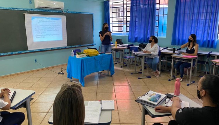 Educação de Cafelândia realiza formação continuada com professores