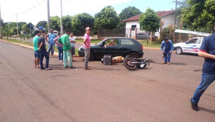 Acidente é registrado entre um carro e uma moto em Cafelândia