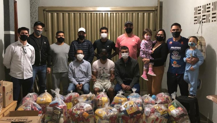 Atleta de Nova Aurora repassa alimentos arrecadados após desafio 