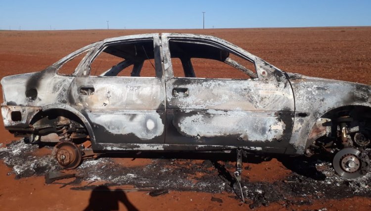 Carro furtado é incendiado em Cafelândia