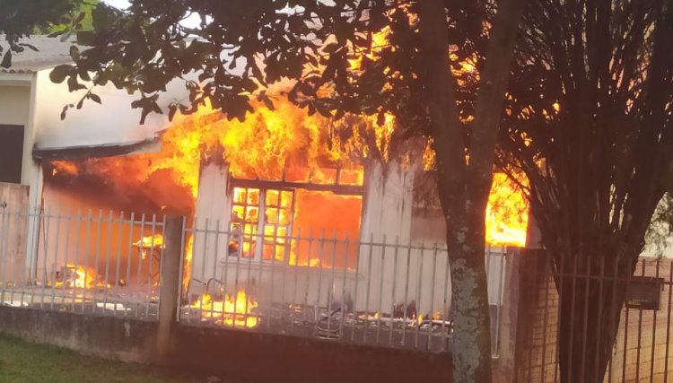 Família de Cafelândia perde tudo após incêndio na residência