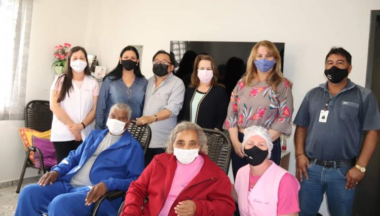 Cafelândia repassa uniformes aos idosos do Centro 