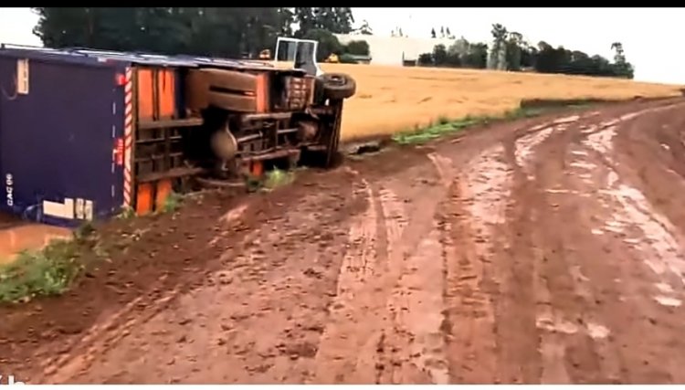 Caminhão de cerveja tomba na Estrada Chaparral em Cascavel