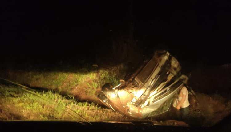 Quatro pessoas estavam em carro que capotou na PR 180 