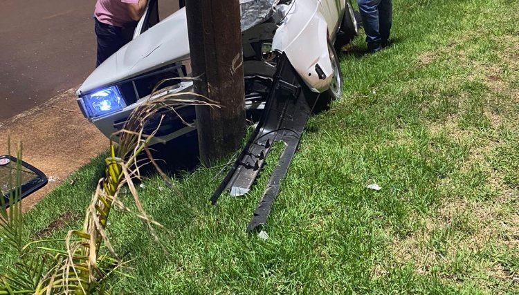Motorista perde o controle e carro bate em poste em Cafelelândia 