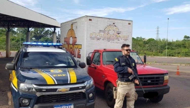 Sem saber que caminhão havia sido furtado, PRF recupera e devolve veículo para dono no Paraná, veja o vídeo