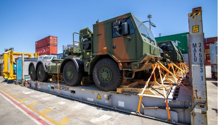 Novos veículos especiais destinados ao Exército chegam ao Porto de Paranaguá