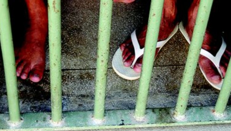 Um terço dos presos relata violência na hora da prisão, diz Defensoria