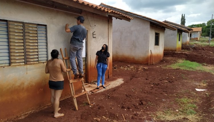 Obras das 40 casas do programa Sub-50 é retomada e recebe visita da Prefeita em exercício