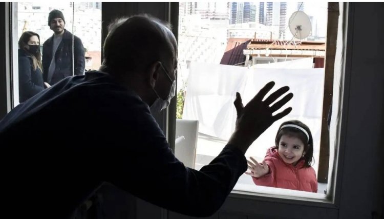 Homem testa positivo para Covid 78 vezes seguidas e está há 14 meses de quarentena