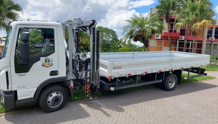 Município de Cafelândia adquire caminhão com guindaste articulado para Viação