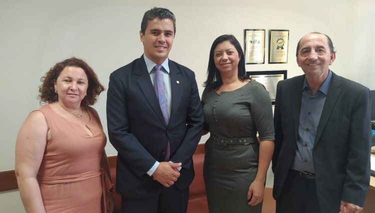 Durante viagem a Brasília Secretaria de Educação de Nova Aurora é comtemplada com ônibus escolar