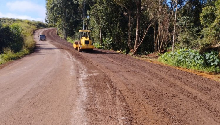 Cafelândia realiza alargamento de pista entre Central Santa Cruz a Jotaesse
