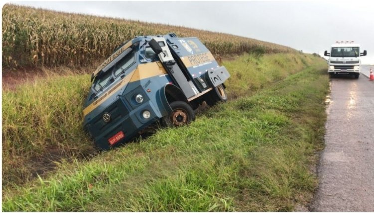 Carro-forte sai de pista e tomba na BR 369 entre Cascavel e Corbélia