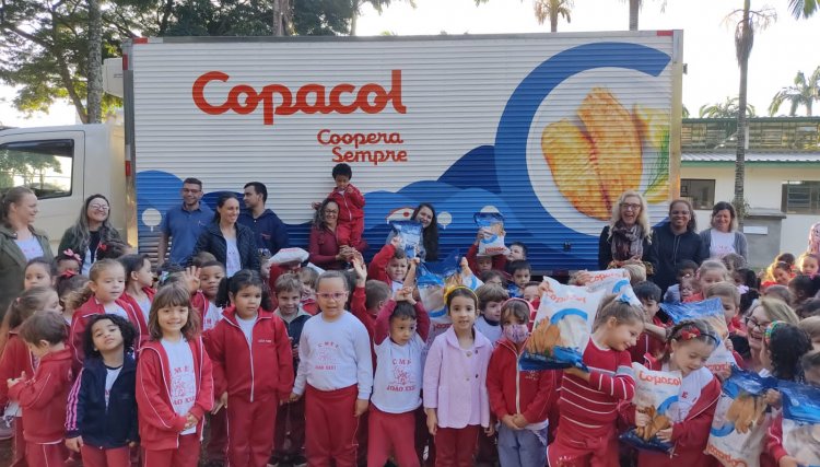 Escolas municipais de Cafelândia recebem doação de filés de tilápia da Copacol 