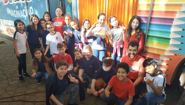 Secretaria de Educação através da Copacol levou Busão da Imaginação nas Escolas, Cmeis e Apae e Nova Aurora