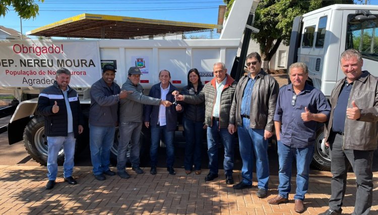 Deputado Nereu Moura entrega caminhão caçamba para município de Nova Aurora