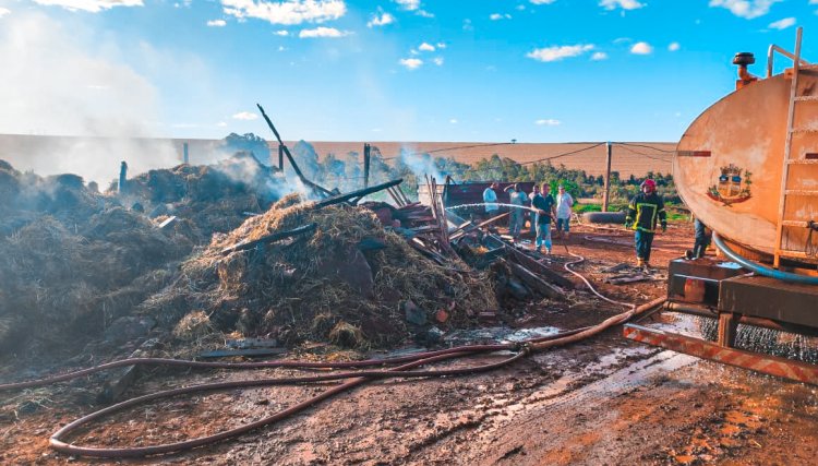 Inc&ecirc;ndio destr&oacute;i estrutura de barrac&atilde;o em &aacute;rea rural de Cafel&acirc;ndia