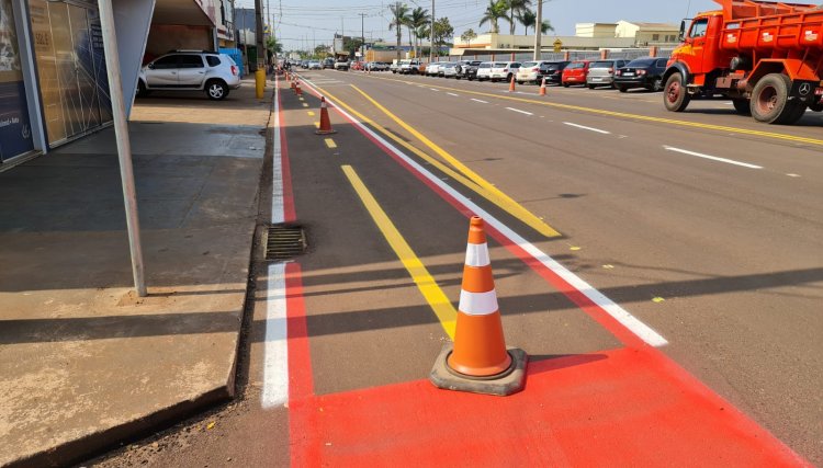 Cafel&acirc;ndia inicia pintura de nova sinaliza&ccedil;&atilde;o na Desembargador Munhoz de Mello e na Paraguai