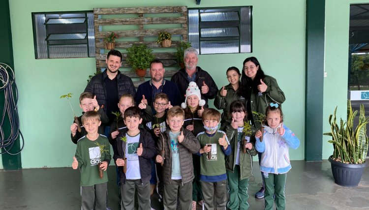 Cafel&acirc;ndia destaca import&acirc;ncia do Dia da &aacute;rvore com palestra e doa&ccedil;&atilde;o de mudas de &aacute;rvores