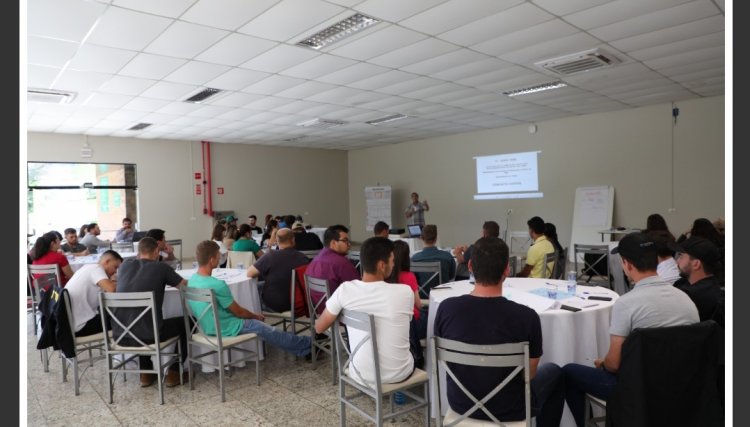  Jovens aprendem sobre gest&atilde;o e custos de produ&ccedil;&atilde;o no Programa Conecta Copacol