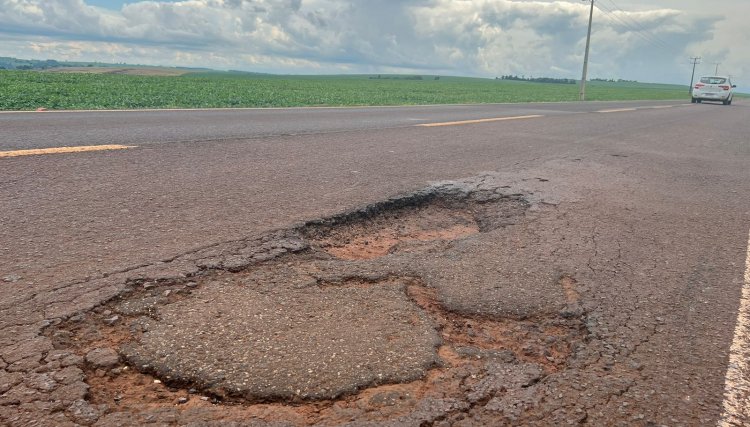 Motoristas reclamam de preju&iacute;zos com buracos na PR 180 em Nova Aurora&nbsp;