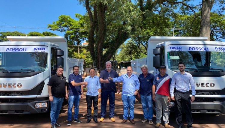 Cafelândia adquire dois caminhões para limpeza pública