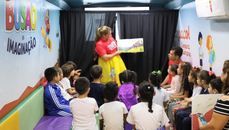Busão da Imaginação leva paixão à leitura nas escolas