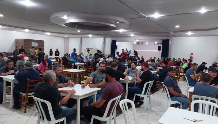 Cafelândia inicia campeonato de truco com 92 duplas, veja o vídeo 