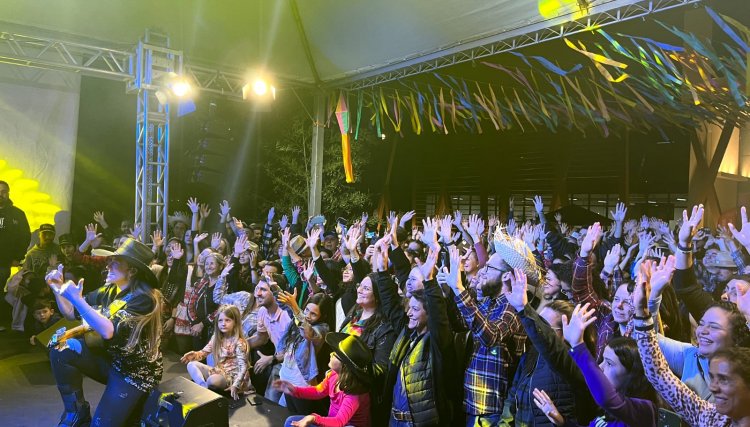 Bruna Viola realiza show no Arraiá da Univel