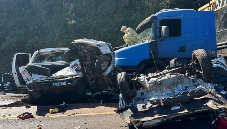 Morre a quinta vítima do grave acidente quem evolveu uma carreta e carros ontem na região Oeste 