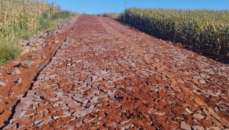 Cafelândia realiza pavimentação poliédrica na Estrada Ney Braga