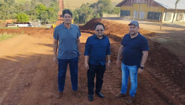 Prefeito de Cafelândia Dr Culestino vistoria obras na Estrada Ney Braga