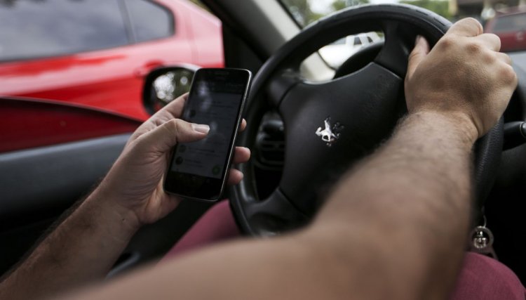 Maio Amarelo: associação alerta para riscos do celular ao volante