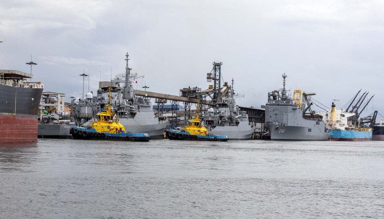 Três navios da Marinha atracaram no Porto de Paranaguá