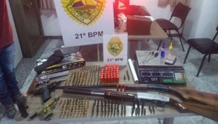 Rapaz deixa apartamento e dono encontra armas e munições