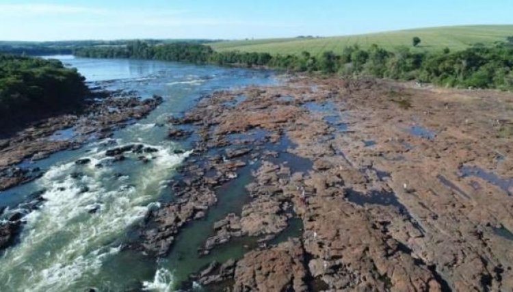 Rio Piquiri muda  com a estiagem em formosa do Oeste