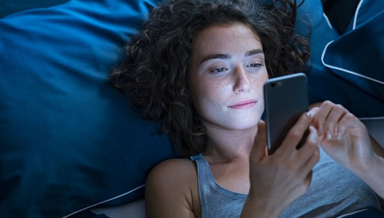 Inimigo oculto: 4 dicas para prevenir os malefício da luz azul na  pele