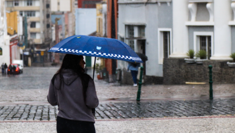 Massa de ar polar traz chuva e derruba temperatura, mas melhora o ar no Paran&aacute;